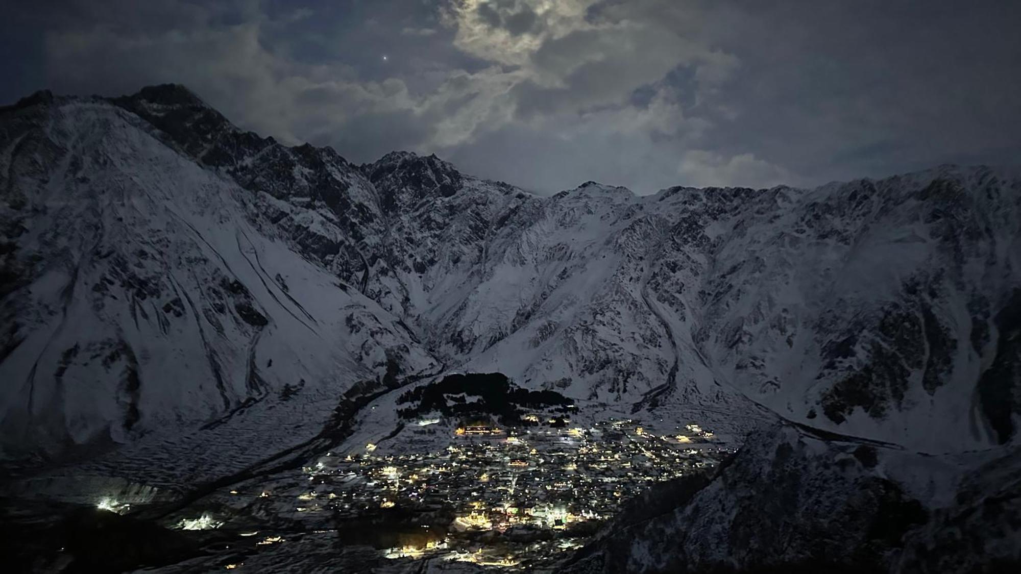 Hotel Axien Kazbegi Exterior foto